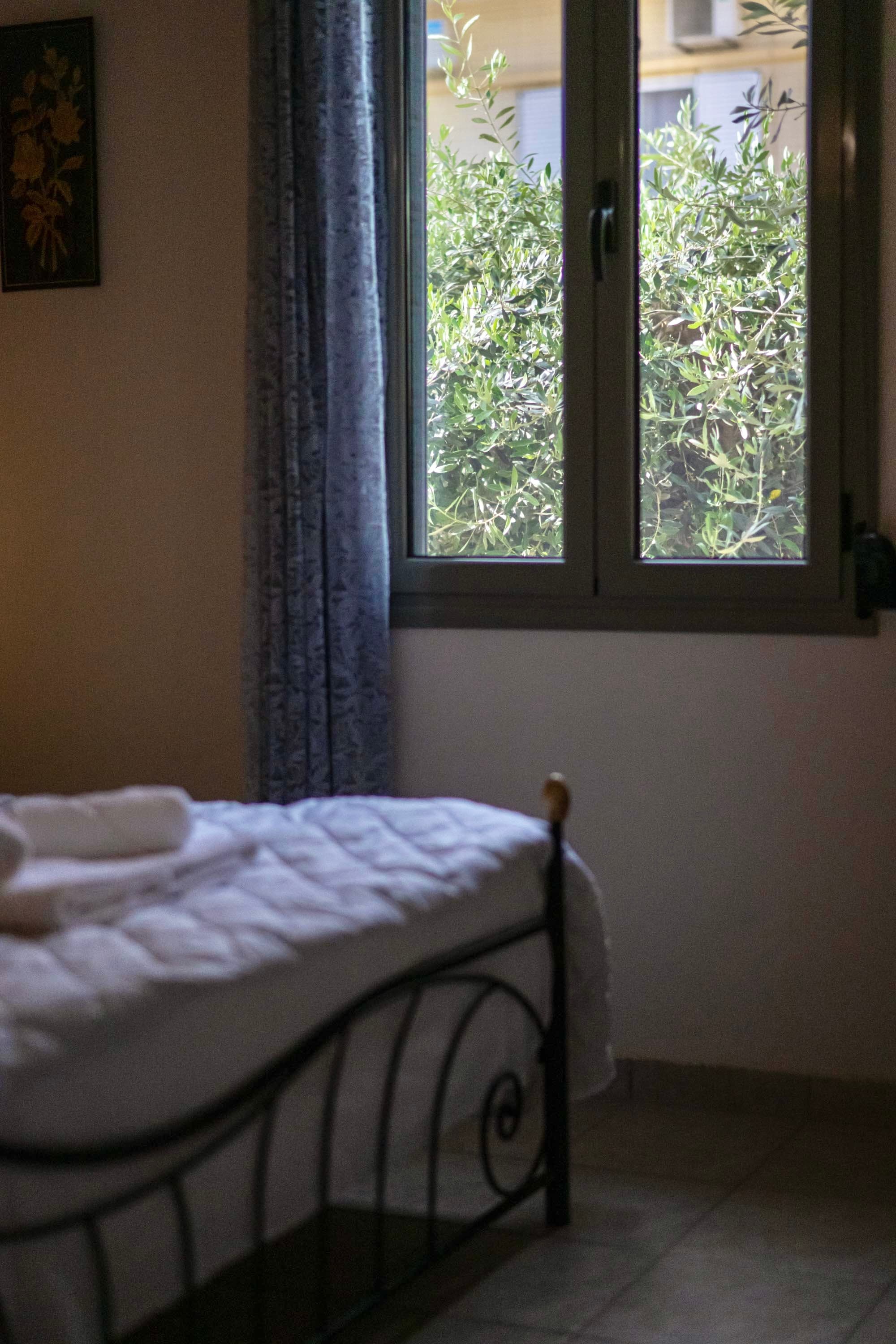 Main room — detail